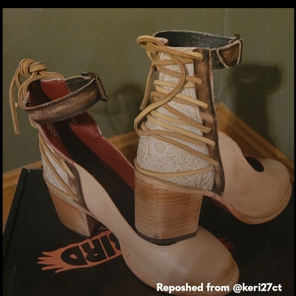 Freebird Raeanne lace ups color Taupe/ multi
